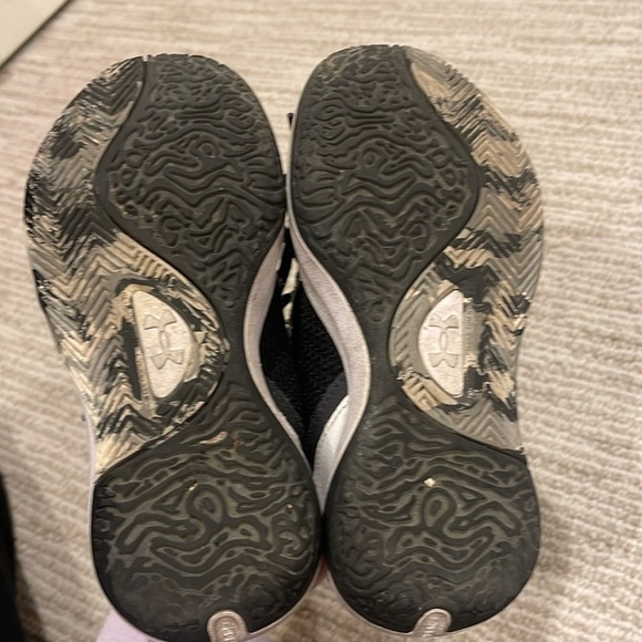 BOYS' UNDER ARMOUR LITTLE KID LOCKDOWN 6 BASKETBALL SHOES - Picture 4 of 5